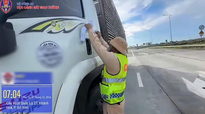 Lực lượng CSGT niêm phong phương tiện vi phạm.