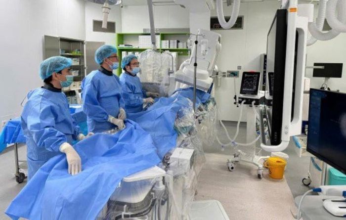 Các bác sĩ can thiệp trường hợp hẹp động mạch cảnh.