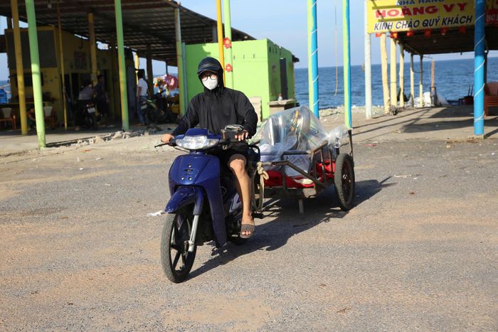 Các hộ kinh doanh di dời tài sản khỏi bãi tắm Đá Nhảy.
