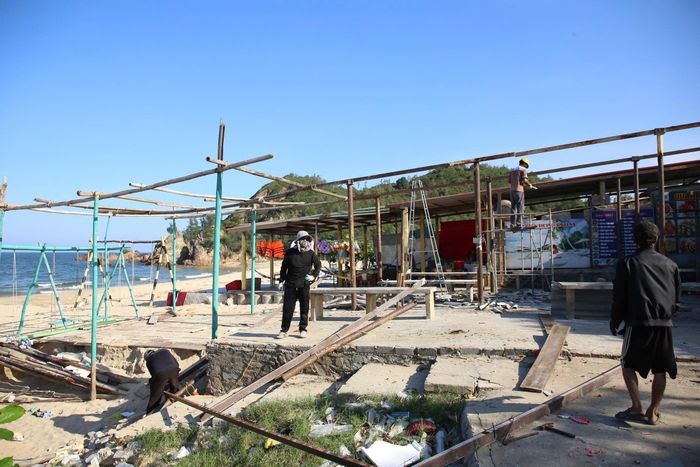 Các hộ kinh doanh thu dọn tài sản sau khi địa phương thông báo chấm dứt hoạt động.