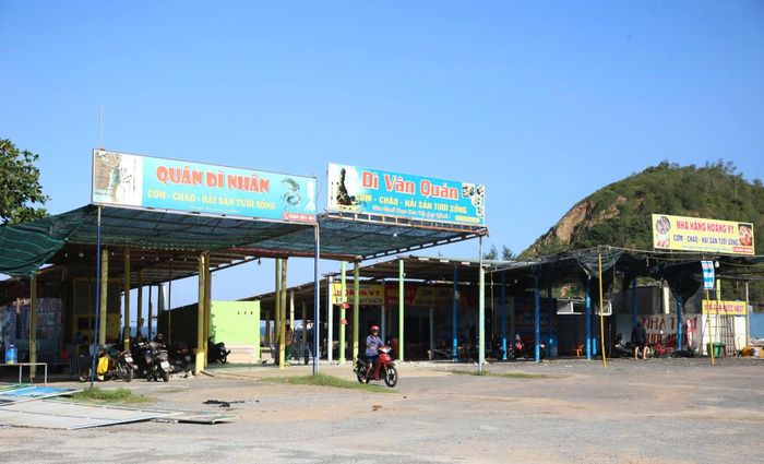 Những ngày này, thay vì đón khách, các quán ở Đá Nhảy tất bật với việc tháo dỡ và di dời.