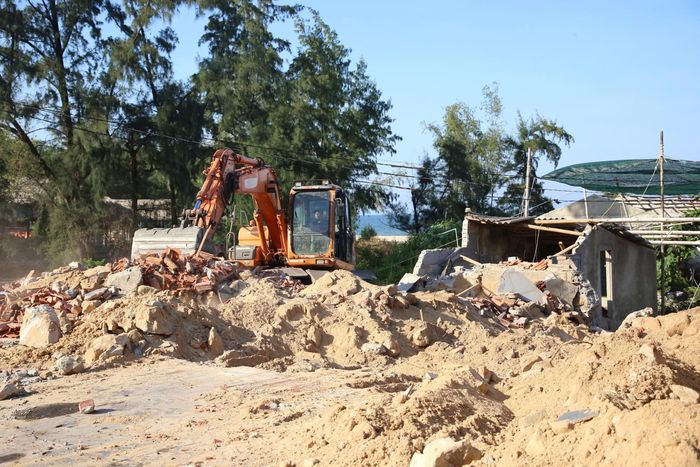 Máy móc, nhân công tháo dỡ quán, di dời tài sản khỏi bãi tắm Đá Nhảy.