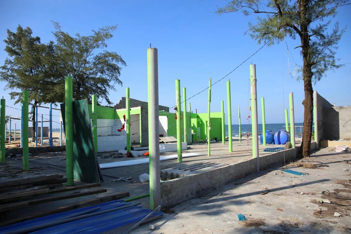 Khung sắt, mái tôn của một quán ăn được tháo dỡ để trả lại mặt bằng.