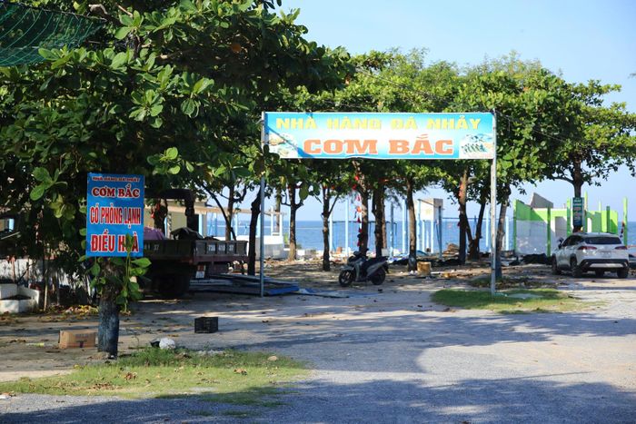 Một quán ăn chỉ còn lại phần khung sau khi mái che và các hạng mục phụ trợ được tháo dỡ.