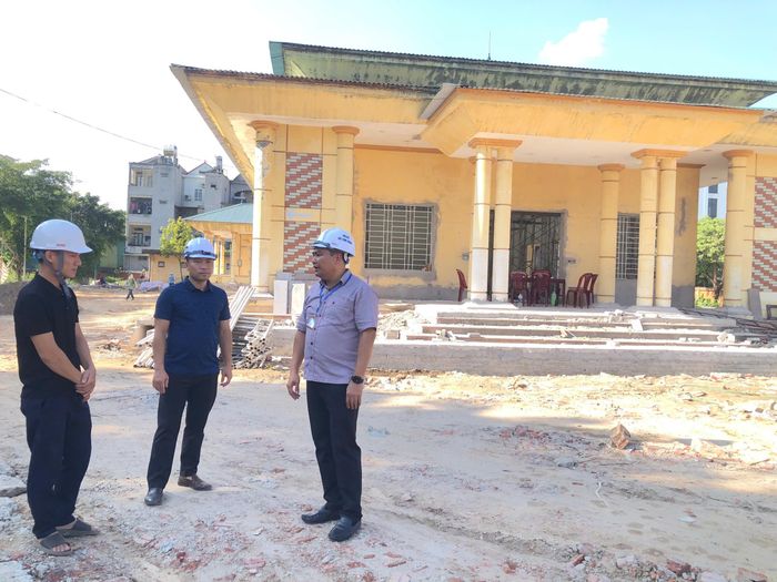 Giám đốc Ban Quản lý dự án xã Tam Hồng Đỗ Hoàng Trường trực tiếp kiểm tra hiện trường các dự án, chỉ đạo các nhà thầu thi công đẩy nhanh tiến độ và thực hiện nghiêm các quy định về an toàn lao động, vệ sinh môi trường.