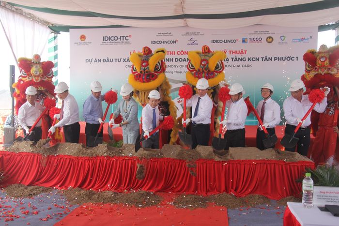 Các đại biểu dự nghi thức động thổ Khu công nghiệp Tân Phước (tỉnh Đồng Tháp) hôm 17/9.