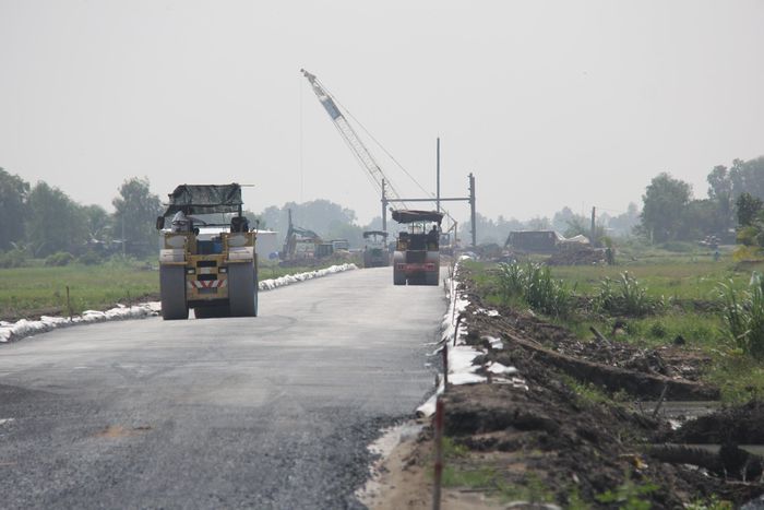 Thi công đường kết nối cao tốc TP.HCM - Trung Lương qua khu công nghiệp Tân Phước 1.