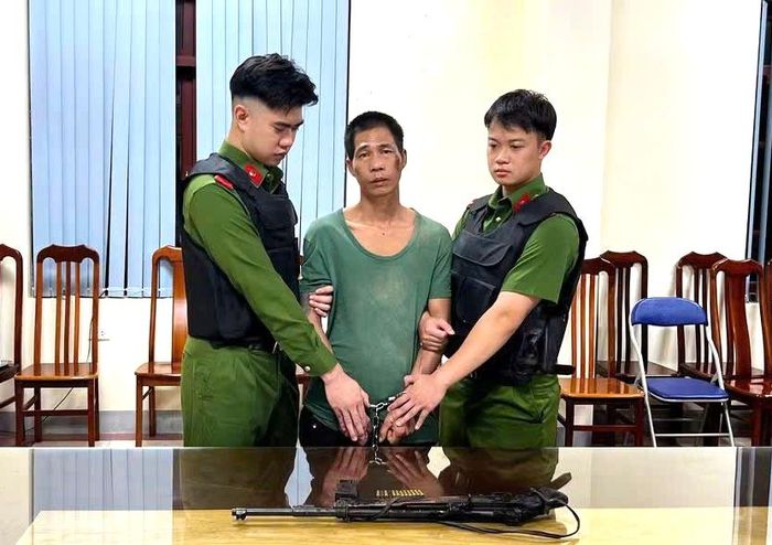 Đối tượng và khẩu sáng, có đạn đã lên nòng thường xuyên sử sụng.