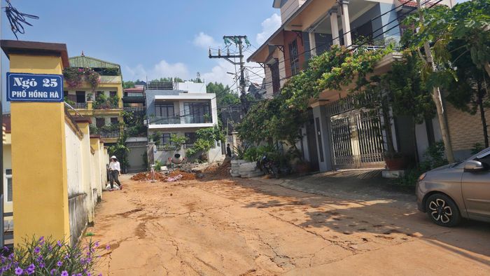 Do thời tiết mưa kéo dài, ngõ nhỏ hẹp khiến việc thi công và vận chuyển nguyên vật liệu gặp nhiều khó khăn, nguồn nhân lực cũng bị cạnh tranh bởi các công trường lớn trên địa bàn là nguyên nhân dẫn đến việc thi công kéo dài.