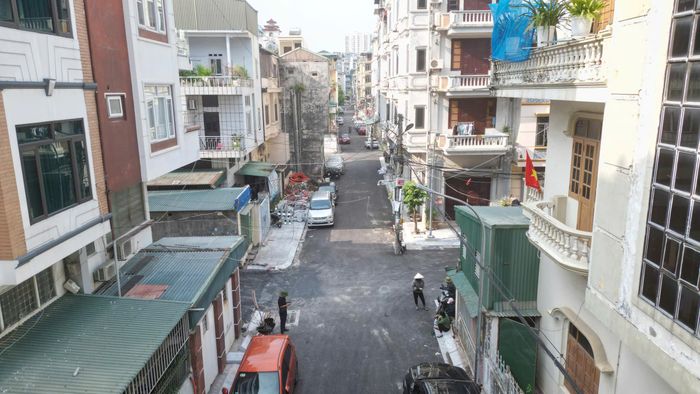Đến nay, các hạng mục cống ngầm, đường và vỉa hè đã hoàn thành khoảng 98%. Nhà thầu đang hoàn thiện thảm nhựa, sơn kẻ đường và phấn đấu đưa công trình về đích sớm khoảng 10 ngày so với hợp đồng.