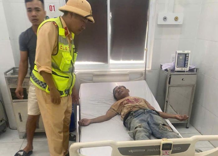 Cán bộ Trạm CSGT Ngọc Hồi - Phòng CSGT Công an tỉnh Quảng Ngãi kịp thời mở đường và đưa nạn nhân gặp tai nạn vào bệnh viện cấp cứu qua đó giúp nạn nhân qua cơn nguy kịch.