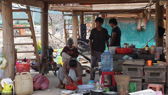 Ông Ksor Khuyên, người dân Bôn Jứ cho biết, gia đình ông chuyển về khu tái định cư khoảng 10 ngày. Những ngày đầu, gia đình gặp khó khăn do chưa có nguồn nước sinh hoạt ổn định. Từ khi lực lượng Cảnh sát PCCC và CNCH đưa xe bồn chở nước đến tận nơi, gia đình ông có nước sử dụng hằng ngày.