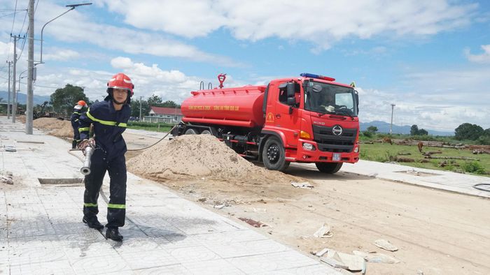 Chiến sĩ cảnh sát đi từng nhà để hỗ trợ người dân lấy nước sinh hoạt. 