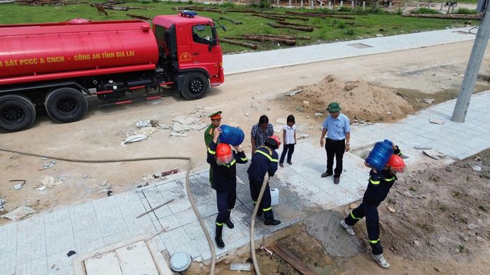 Thiếu tá Đỗ Thanh Bình, Phó đội trưởng Đội Chữa cháy và Cứu nạn cứu hộ khu vực số 7 thông tin, trong thời gian chờ công trình cấp nước hoàn thiện, những chuyến xe chuyên dụng của lực lượng Cảnh sát PCCC và CNCH vẫn sẽ tiếp tục đưa nước sạch đến hỗ trợ người dân. 