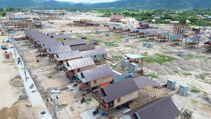 Dự án bố trí ổn định dân cư vùng thiên tai xã Ia Tul (Gia Lai) có quy mô gần 22ha, bố trí nơi ở mới cho 207 hộ dân Bôn Jứ thường xuyên chịu ảnh hưởng của ngập lụt sông Ba. Đến nay, 81 hộ đã chuyển đến khu tái định cư, các hộ dân khác cũng đang hoàn thiện nhà cửa ở nơi ở mới.