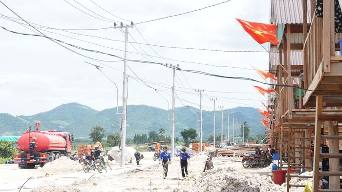 Ông Phạm Văn Đức, Chủ tịch UBND xã Ia Tul cho biết, công trình cấp nước tại khu tái định cư chưa hoàn thiện nên người dân mới chuyển đến còn gặp khó khăn về nước sinh hoạt. Việc lực lượng công an hỗ trợ nước sạch rất thiết thực, giúp bà con có nước phục vụ sinh hoạt hằng ngày, yên tâm ổn định cuộc sống tại nơi ở mới.