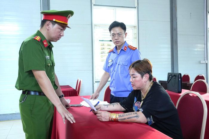 Đối tượng Thảo làm việc với cơ quan điều tra. Ảnh: CACC.