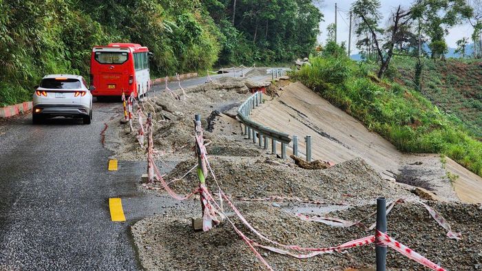 Phòng CSGT Công an tỉnh Quảng Ngãi khuyến cáo người dân cần nắm bắt kỹ thông tin thời tiết, sạt lở trên các cung đường đèo trong mùa mưa lũ trước khi đi lại để đảm bảo an toàn.