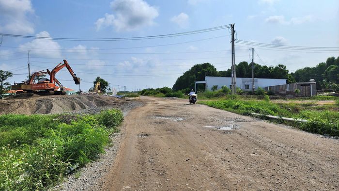 Trao đổi với phóng viên, ông Nguyễn Văn Thanh, Phó chủ tịch UBND xã Đông Hải cho biết, địa phương đang phối hợp chặt chẽ với Ban Quản lý dự án công trình Nông nghiệp tỉnh Cà Mau (chủ đầu tư) để đôn đốc các nhà thầu tăng cường nhân lực, máy móc, đẩy nhanh tiến độ thi công.