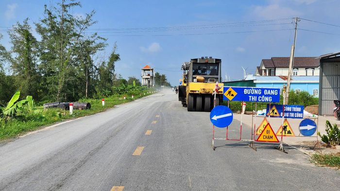 Ghi nhận của phóng viên Báo Xây dựng ngày 7/10 cho thấy, trên toàn tuyến, công tác thi công đang diễn ra khẩn trương.