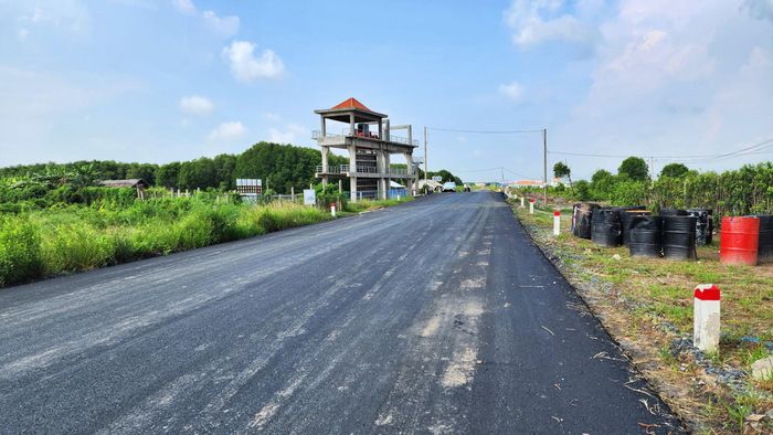 Tại đoạn qua khu vực cống Nông Trường, đơn vị thi công vừa hoàn thành thảm bê tông nhựa nóng, chờ hoàn thiện hệ thống an toàn giao thông.