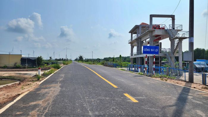 Trong đó, đoạn từ kênh Ba Lợi đến kênh Huyện Kệ đi qua địa bàn hai xã Đông Hải và Long Điền có chiều dài hơn 12km.