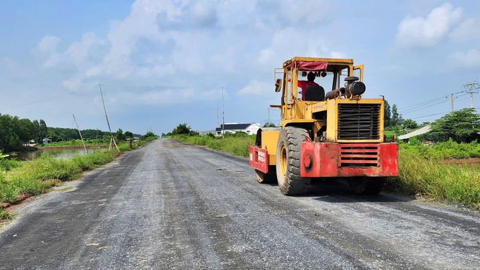 Trong khi đó, đoạn qua khu vực trung tâm hành chính xã Đông Hải và đường dẫn vào cầu Cái Cùng đã hoàn thành thảm lớp đá dăm cấp phối; các nhà thầu đang tập trung máy móc, thiết bị, sẵn sàng thảm bê tông nhựa ngay khi thời tiết thuận lợi.
