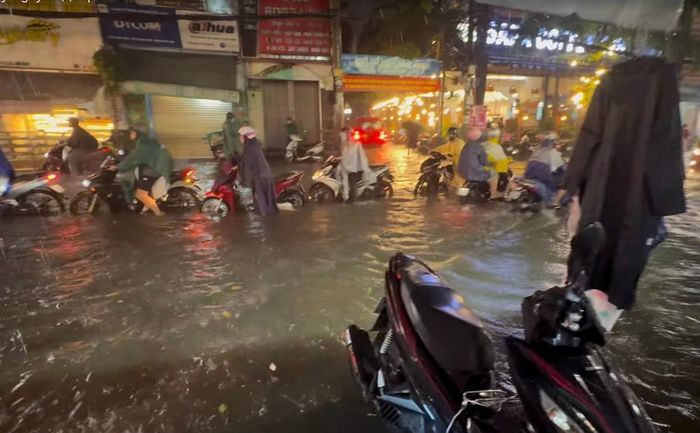 Khu vực quận Gò Vấp cũ ngập nặng, người dân chật vật di chuyển.