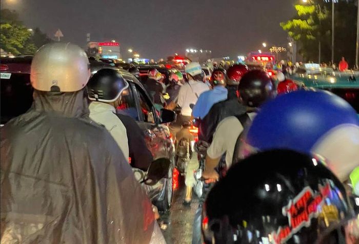 Mưa lớn đúng giờ tan tầm khiến giao thông tại nhiều tuyến đường trung tâm TP.HCM ùn ứ.