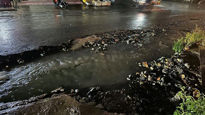 Một số khu vực đường bị hõm, trơ đá.