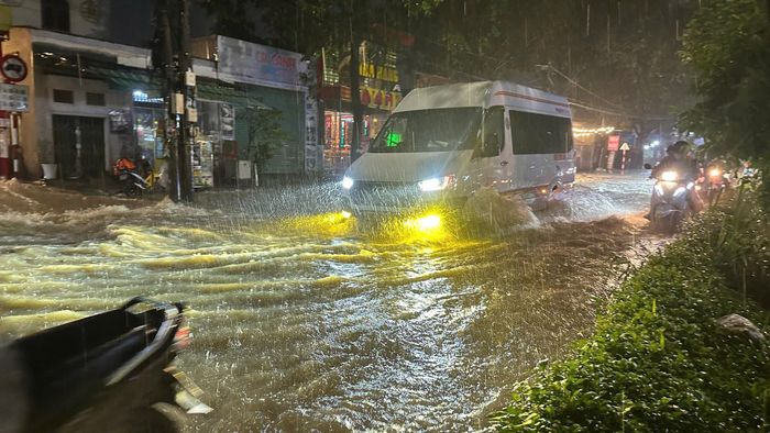Xe lần lượt đi qua khu vực ngập.