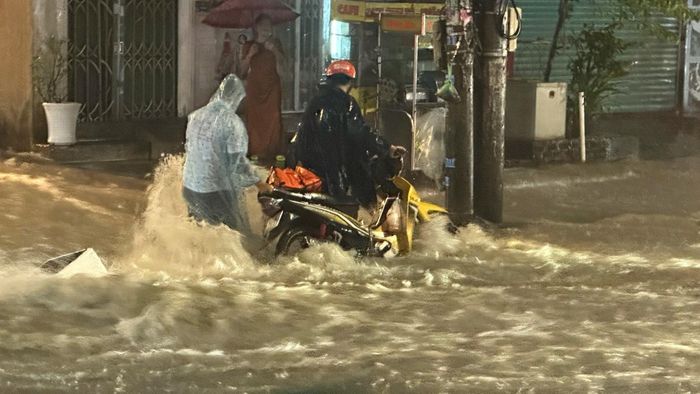 Mưa lớn gây ngập nặng trên đường Đồng Khởi.