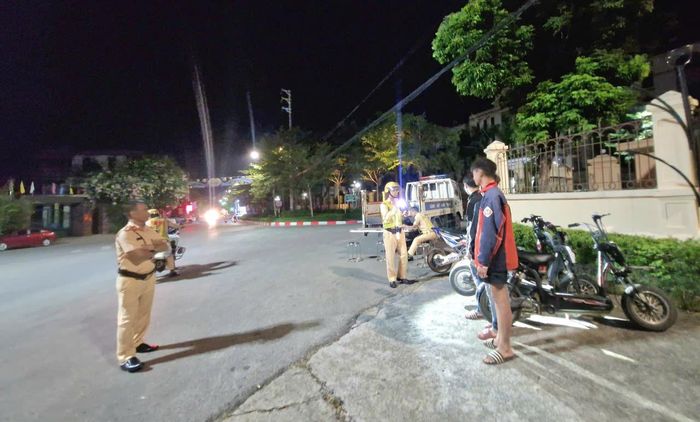 Tổ CSGT địa bàn Hữu Lũng kiểm tra, xử lý thanh, thiếu niên vi phạm ATGT, ngăn ngừa TNGT trên địa bàn.