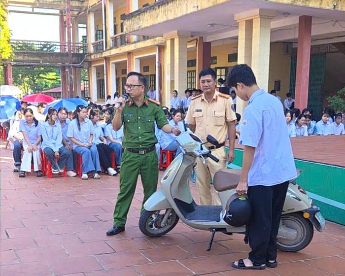 Cảnh sát giao thông Công an tỉnh Hưng Yên phối hợp với Công an xã Vũ Thư tuyên truyền kỹ năng lái xe, pháp luật giao thông đến các em học sinh trường THPT Lý Bôn.