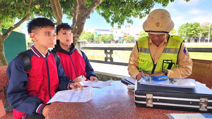 Những học sinh vi phạm giao thông ngoài bị phạt tiền còn bị gửi danh sách về nhà trường để nhà trường có hướng xử lý.