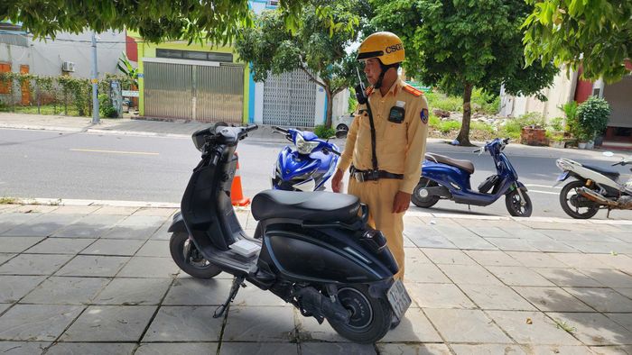 Cảnh sát giao thông tỉnh Hưng Yên phát hiện, xử lý học sinh lắp gương chiếu hậu có thể gập lại, mở ra trên xe máy điện.