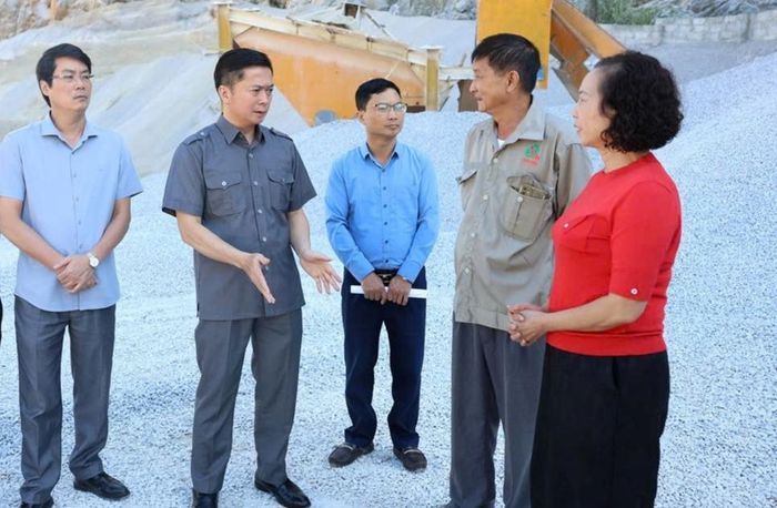 Phó chủ tịch Thường trực UBND tỉnh Lạng Sơn kiểm tra dự án mỏ Lũng Phầy. Ảnh: Thùy Linh.