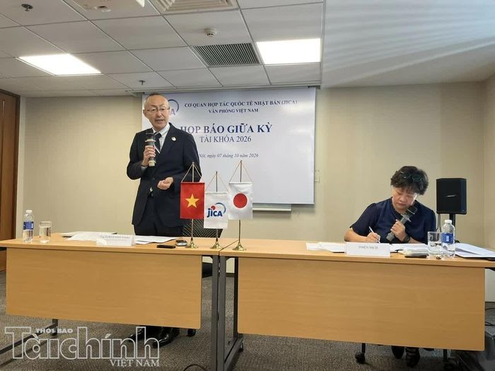 Trưởng đại diện Văn phòng JICA tại Việt Nam Kobayashi Yosuke phát biểu tại họp báo. Ảnh: LV