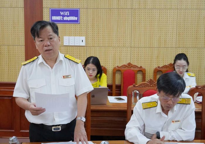 Ông Hà Văn Khoa - Trưởng Thuế tỉnh Quảng Trị phát biểu tại cuộc họp. Ảnh: Đặng Hà