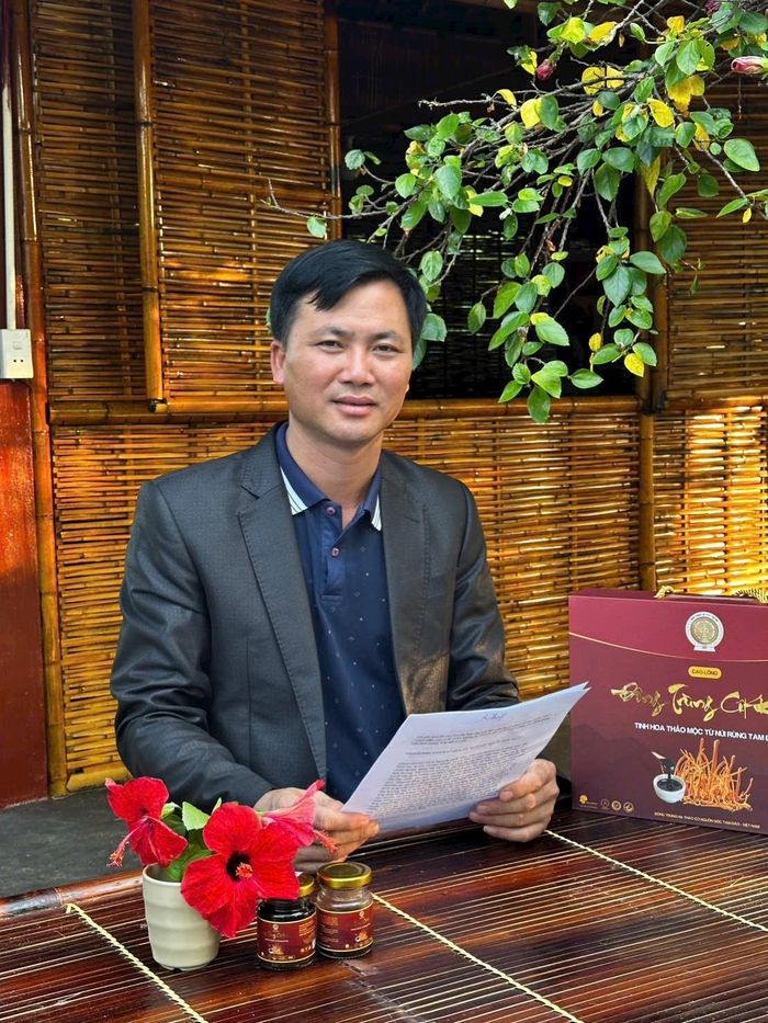 Ông Nguyễn Quốc Huy, Chủ tịch Hội đồng quản trị kiêm Giám đốc Hợp tác xã Nấm Tam Đảo, với các sản phẩm chế biến từ đông trùng hạ thảo của Hợp tác xã.