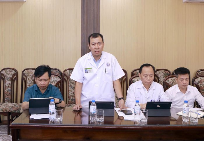 Bác sĩ Phạm Việt Hưng, Giám đốc Bệnh viện Giao thông vận tải Vĩnh Phúc phát biểu tại hội nghị.