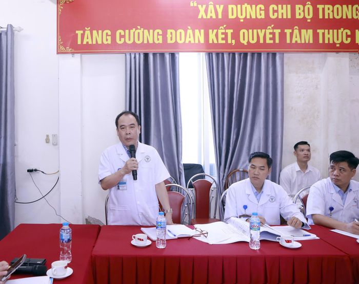 Bác sĩ Nguyễn Hoài Nam, Giám đốc Bệnh viện Tâm thần Vĩnh Phúc tiếp thu ý kiến tại hội nghị.
