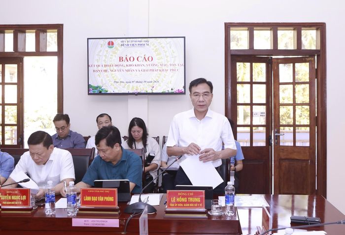 Bác sĩ Lê Hồng Trung, Giám đốc Sở Y tế tỉnh Phú Thọ phát biểu tại buổi làm việc với Bệnh viện Phổi 74.