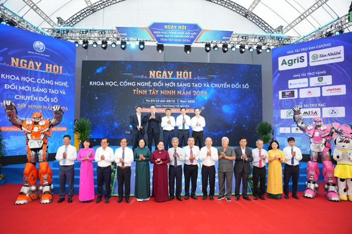 Các đại biểu chụp ảnh lưu niệm tại lễ khai mạc. Ảnh: BTC