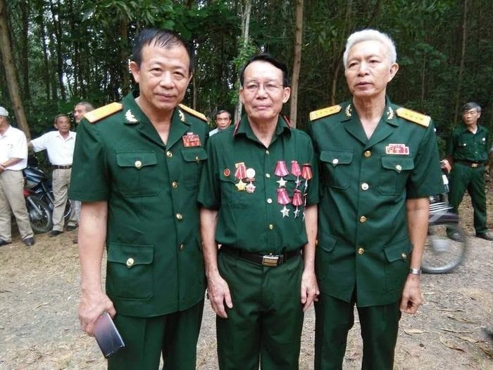 Đại Tá Đinh Huy Trụng ( phải ) CCB Đại đội trinh sát 17 Quân khu 5 thời kỳ chống Mỹ với Đại tá Nguyễn Tiến Dũng ( bìa trái ) Trần Khanh ( giữa ) chính trị viên C2 D406 đặc công QK5- ảnh chụp khi về thăm đền thờ 1500 liệt sĩ ở Quảng Ngãi- Ảnh ; Huy Trụng