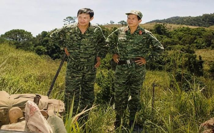 1. Đại tá Nguyễn Tiến Dũng (bên trái) và anh Nguyễn Văn Điệu (bên phải), Hiệu trưởng Trường Quân sự Quân khu 5 - Ảnh: NVCC