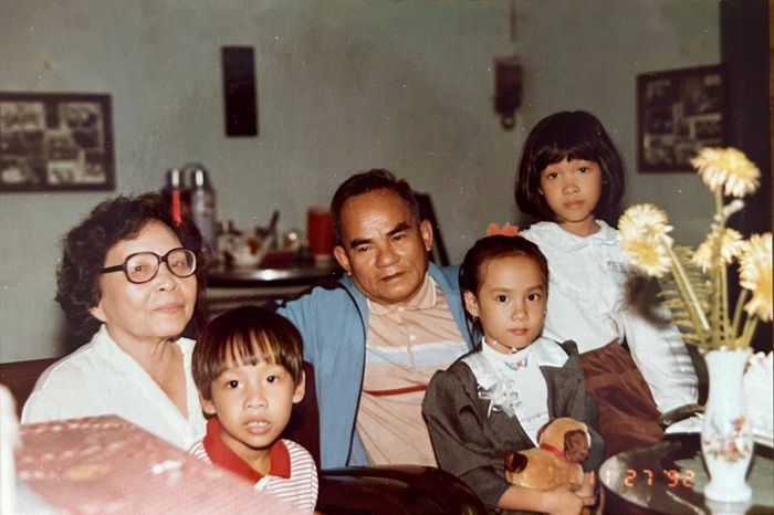 Thiếu tướng Lê Huẩn và Phu nhân cùng cháu ngoại - Ảnh : Thảo Ngô ( cháu ngoai cụ Lê Huẩn)