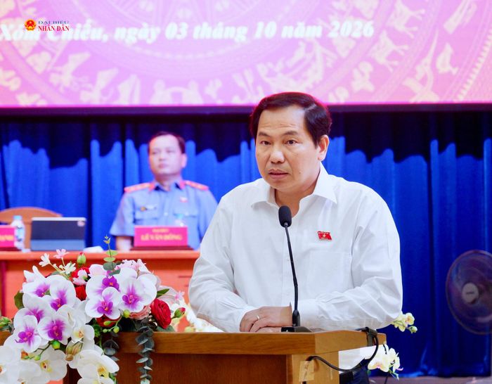Tổng Thư ký Quốc hội, Chủ nhiệm Văn phòng Quốc hội Lê Quang Mạnh trao đổi về các vấn đề cử tri đặt ra tại hội nghị. Ảnh: Hoa Lê
