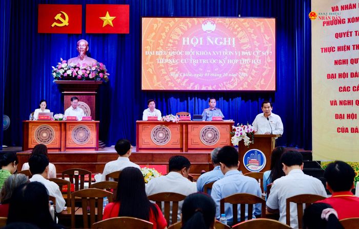 Tổng Thư ký Quốc hội, Chủ nhiệm Văn phòng Quốc hội Lê Quang Mạnh trao đổi về các vấn đề cử tri đặt ra tại hội nghị TXCT trước Kỳ họp thứ Hai, Quốc hội khóa XVI. Ảnh: Hoa Lê