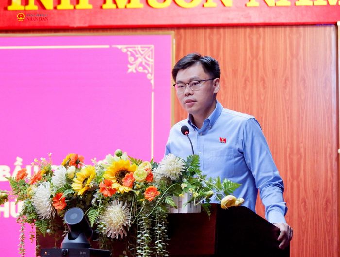 Phó Chủ tịch UBND Thành phố Hồ Chí Minh Trương Minh Huy Vũ trao đổi các vấn đề cử tri đặt ra tại hội nghị. Ảnh: Hoa Lê